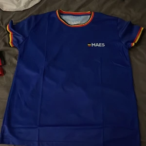 sport tischa - ALDRIG ANVÄND fet tröja till t.ex skolidrott fotboll och ba sporta med, kan också ha som vanlig tröja