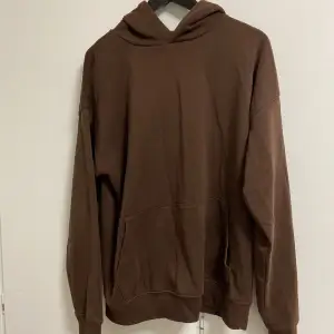 Sweatshirt som är brun är från new yorker. Är använd. 