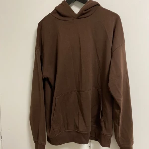 Sweatshirt/Hoodie  - Sweatshirt som är brun är från new yorker. Är använd. 