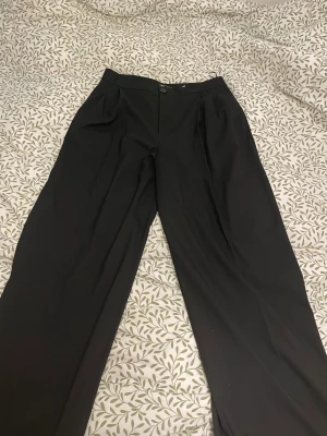 Kostymbyxor  - Nya kostymbyxor från Zara. Storlek L men stor i storleken. Använda 1 gång. 250kr