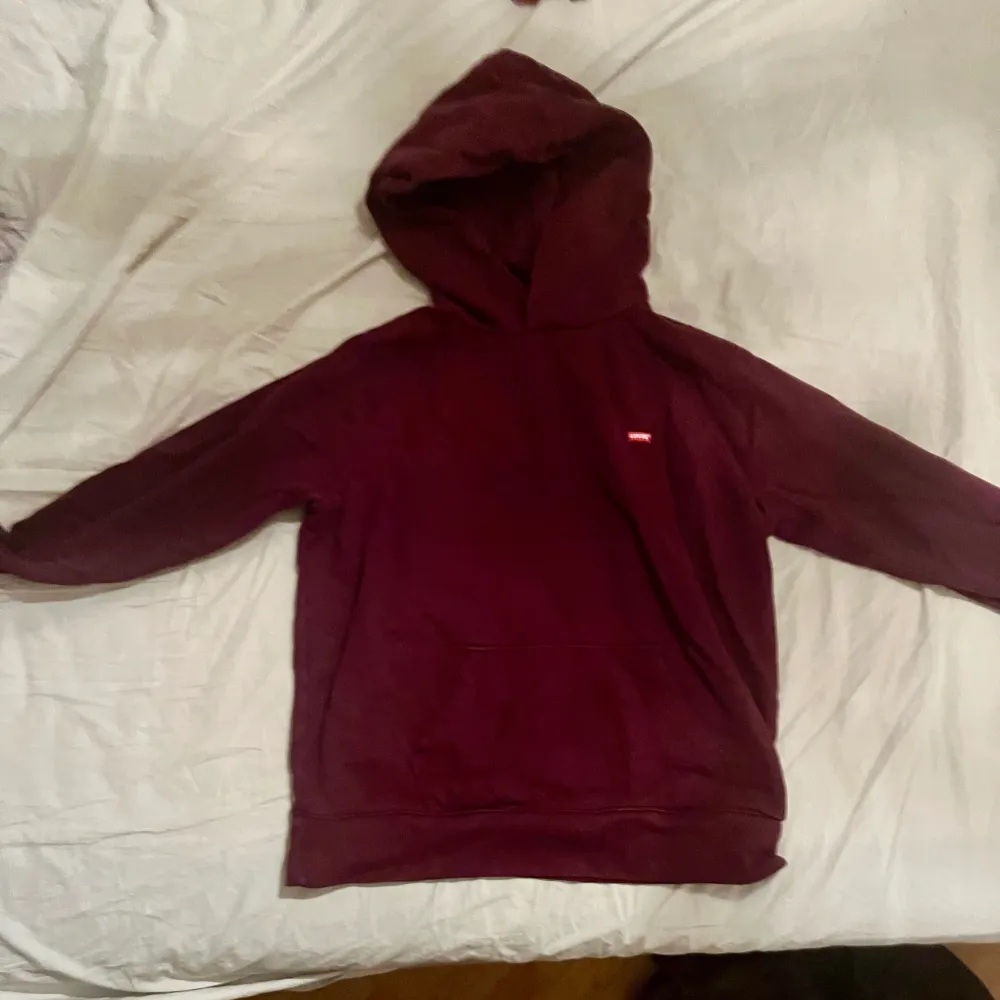 Tryck inte på köp nu❗️ Mörklila / röd levis hoodie, storlek L men passar oversized på en S / M! Snöret finns med. Hoodies.