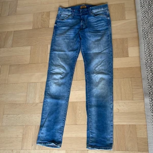 Jeans från Jack and Jones - Slim. Gottskick