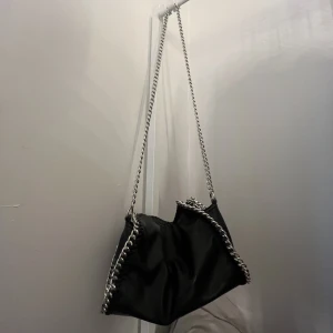 Väska -  skit snygg väska använder den tyvärr aldrig längre🩷