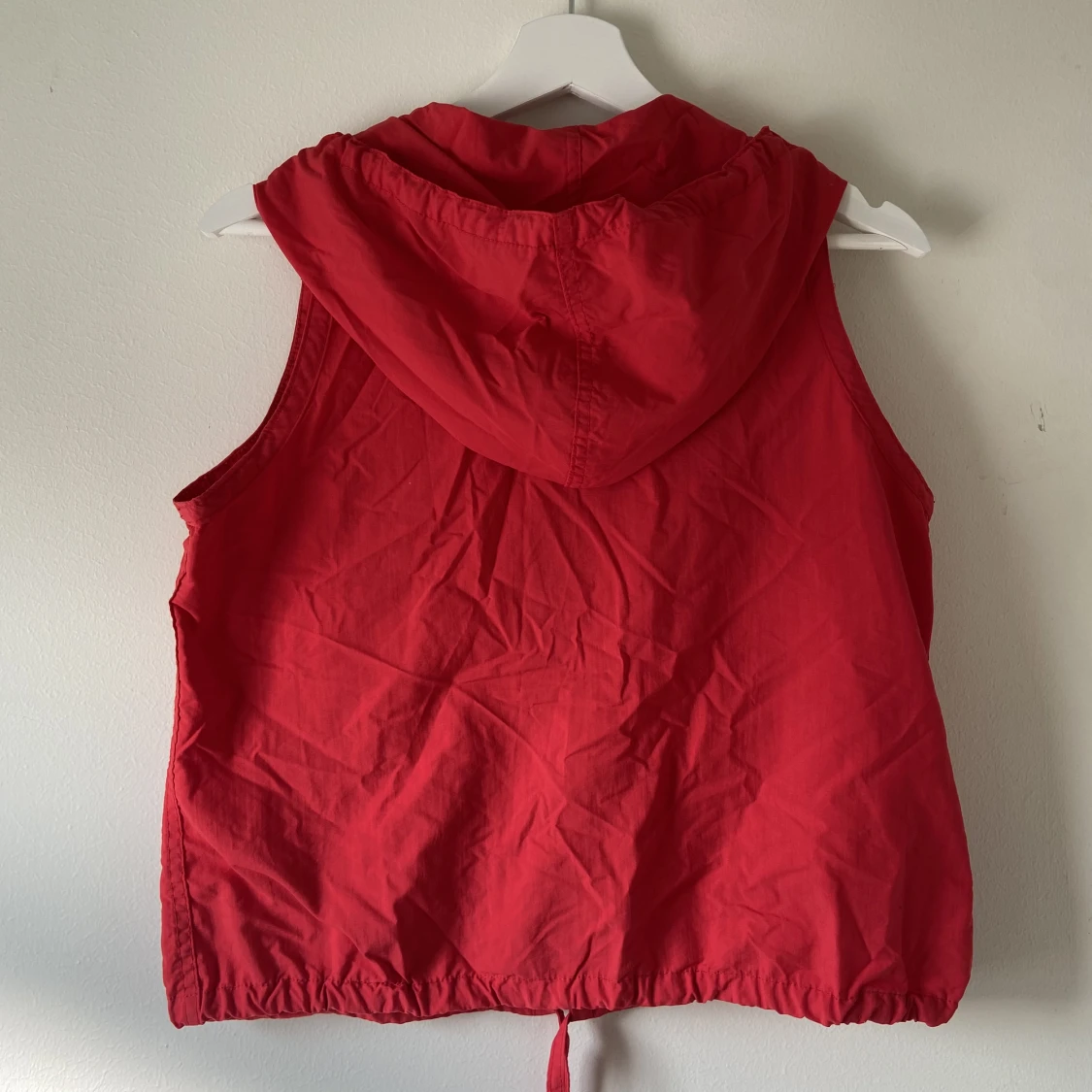 Röd hoodie-väst med dragkjedja - 91