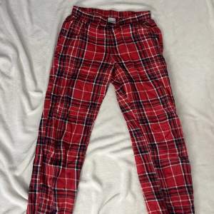 röda pyjamasbyxor, från kappahl i storlek 146-152 