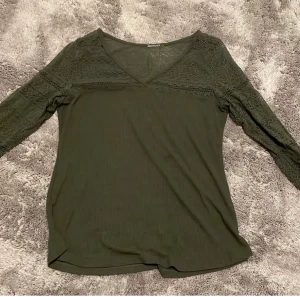 Grön spetstopp - Jättefin grön topp med spets. Stretchigt material, inga defekter💓💐