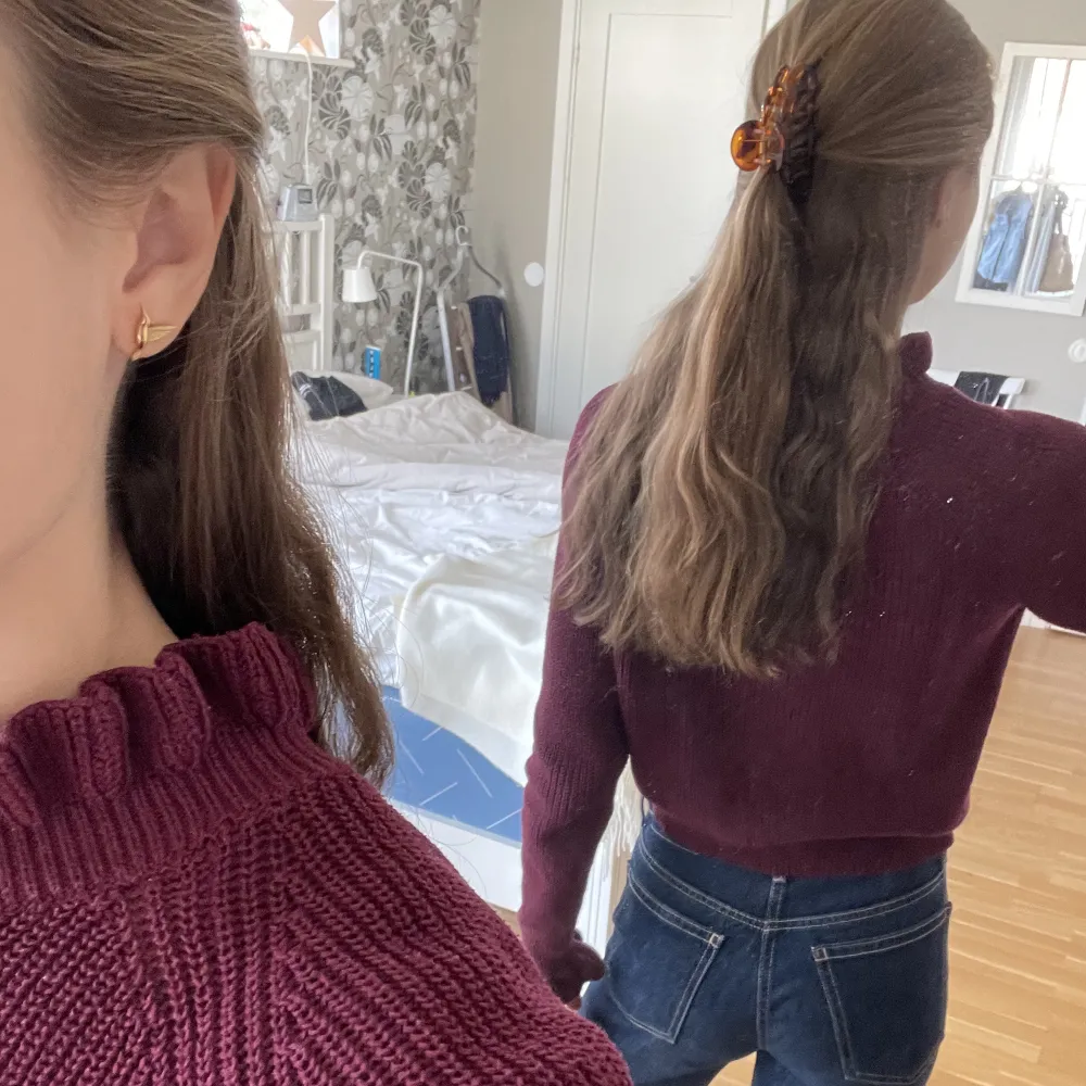 Medelvarm stickad tröja frĂ„n H&M, perfekt till höstenđ Tycker tröjan Ă€r sĂ„ fin men jag anvĂ€nder den inte. AnvĂ€nd fĂ„tal gĂ„nger. Tröjan Ă€r nĂ„got kortare men inte croppad. Gulliga volanger runt halsen och Ă€rmslutenđ„°. Neuleet.