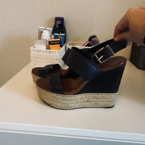 Fina kilklackar i äkta skinn. - Storlek 38. Köpta i Istanbul. Använda sparsamt. Köptes för 1500 kr, säljer för endast 300 kr