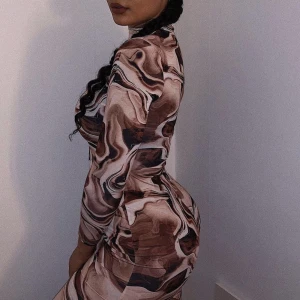 Mönstrad klänning - Jättefin mönstrad klänning som jag endast använt en gång 💓 Väldigt stretchig!