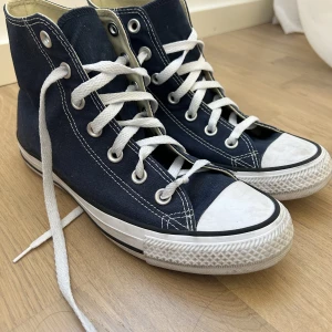 Converse  - Mörkblåa converse som knappt är använda, säljer pga att jag har redan har ett par andra💕 skriv för fler frågor💞