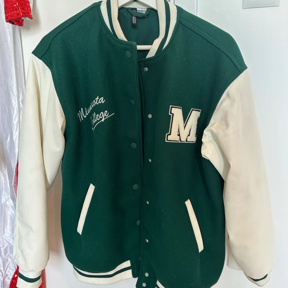 Säljer min gröna college jacka från H&M. Använd endast ett par ggr. Som ny! Strl XS men passar M då den är oversized.. Jackor.