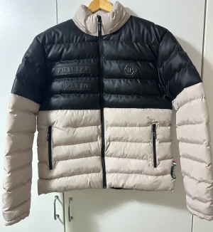 jacka  - philipp plein jacka oanvänd helt ny är stor för mig därför vill sälja den är medium till large. 