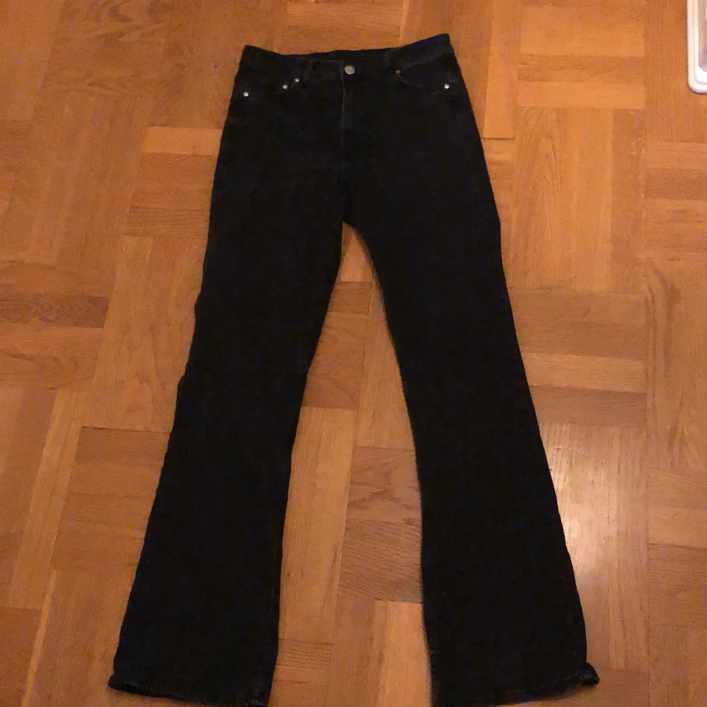 Ett par svarta jeans som är highwais men skulle säga mer mod Waist andvända ca 3 gånger!😊. Jeans & Byxor.