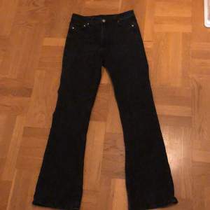 Ett par svarta jeans som är highwais men skulle säga mer mod Waist andvända ca 3 gånger!😊
