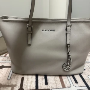 Michael kors väska -  org pris ca 5000 men säljer för 1500