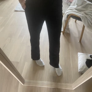 Kostymbyxor  - Ett par fina kostymbyxor från ett par kostymbyxor från weekday. Väldigt fina och bra skick. Säljer för att de är för korta för mig. 