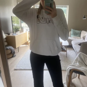 Fila hoodie - En FILA hoodie. Använt lite grann. Bra kvalite. 