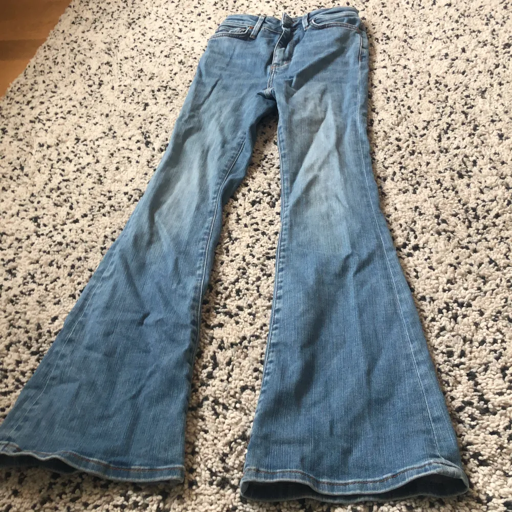 Säljer mina bootcut jeans då de inte kommer till användning så mycket längre❤️. Jeans & Byxor.