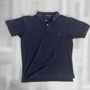 Ralph lauren piké  - En riktigt snygg Ralph lauren piké i fint skick. Storlek S men passar XS.   Skriv vid frågor eller funderingar🙌