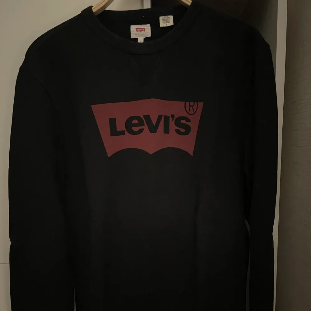 Äkta svart Levis sweatshirt  Skick 9/10  Storlek: M. Tröjor & Koftor.