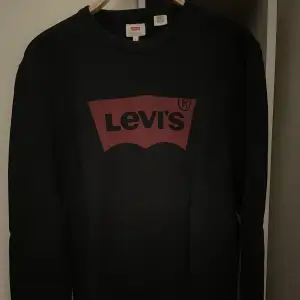 Äkta svart Levis sweatshirt  Skick 9/10  Storlek: M