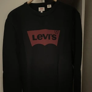 Levis sweatshirt - Äkta svart Levis sweatshirt  Skick 9/10  Storlek: M