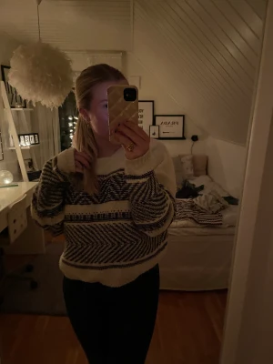 Stickad tröja - Säljer denna riktigt mysiga höst/vinter stickade tröjan🧡Riktigt varm och fin nu när det börjar bli lite kallare ute🧡nypris 500kr och tror ej den finns kvar på Lindex hemsida🧡