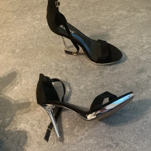 Klackskor Kayina - Svarta klackskor i riktig bra skick.