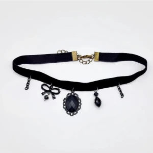 Choker  - Choker🖤Material- silk band, glas, zinklegeringar. Nickel fri. Längd: 29cm och 5cm lång förlängninskedja för justering. Frakt 15kr