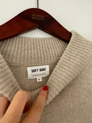 Soft goat tröja  - Beige tröja från Soft Goat. 100% kashmir. Såå mjuk! Fina detaljer på armarna. Jättebra skick. Nypris: 3000kr.Stl M men passar snarare XS/S.🩷🤩🤩