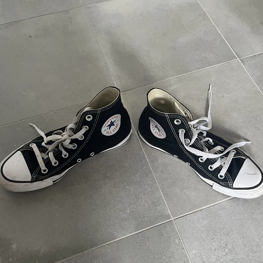 Svarta converse i storlek 39. Några märken på det vita och skosnörena har blivit lite svarta där de går igenom men skulle ändå säga att de är i bra skick.. Skor.