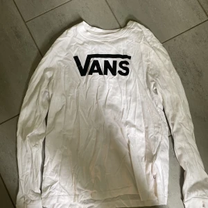 Vans tröja  - En vit vans tröja i storlek L. Använd ett par gånger. 