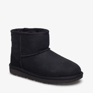 Helt nya Uggs - Säljer mina hel nya uggs, aldrig använda bara provade 1 gång. Ligger kvar i skokartongen. Storlek 39, beställda från miinto, modell ugg classic mini II boots i svart. 