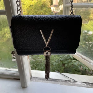 Valentino väska  - Säljer eftersom jag itne andvänder länge, svart Valentino väska 💕