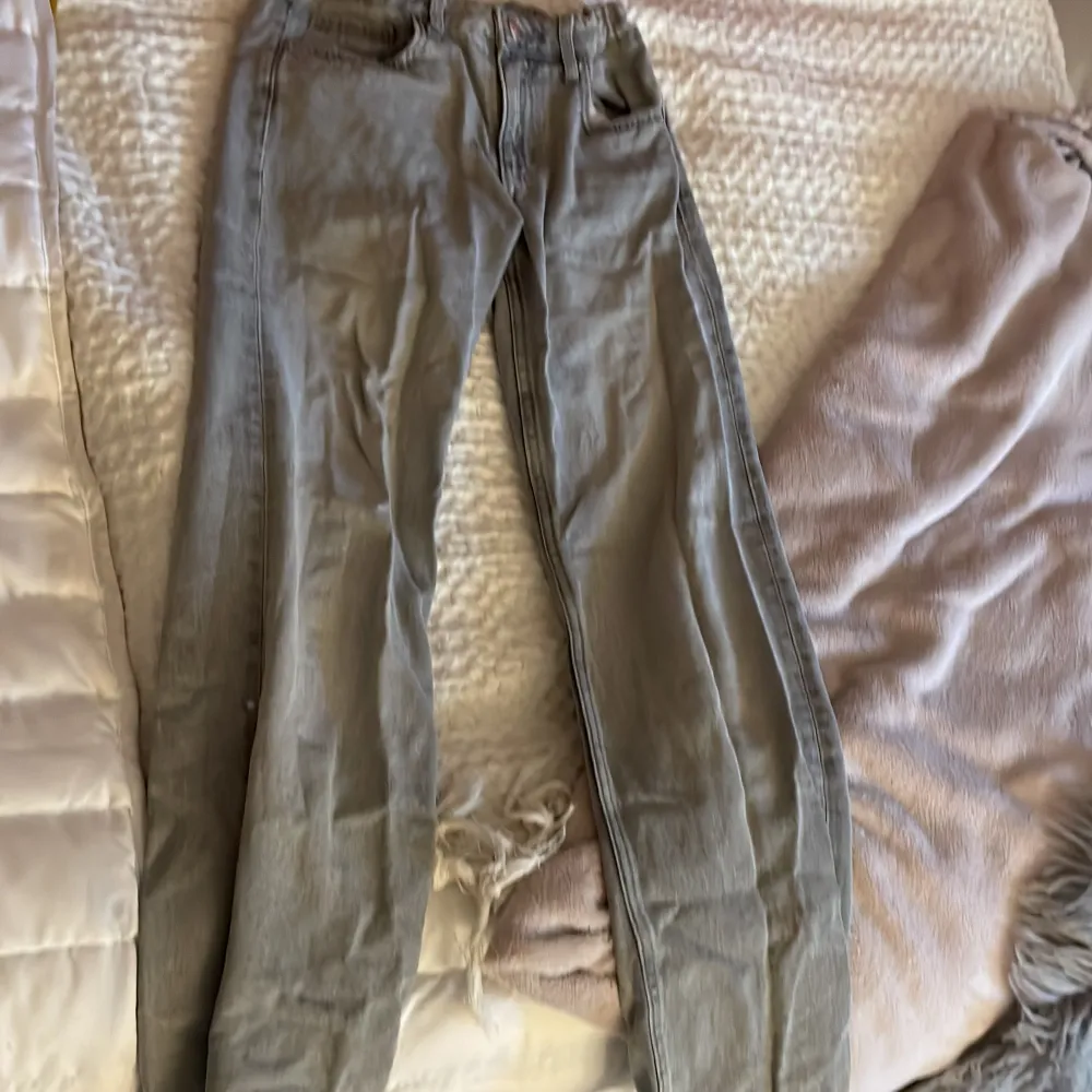 Några gråa jeans från Gina Tricot . Jeans & Byxor.