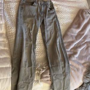 Några gråa jeans från Gina Tricot 