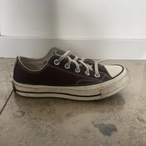 Chuck 70 Low converse 🫶 - Säljer dessa skiiit snygga och unika converse. De är i fint skick. Säljer pågrund av att de inte passar mig längre😇nypris cirka 900kr. Kan diskutera pris