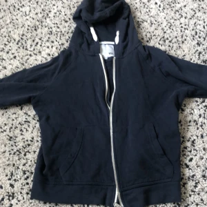 Mörkblå zip hoddie - Säljer min snygga mörkblåa ziphoddie då den är lite för liten för mig💙🩵