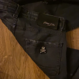 Äkta philipp plein jeans - Ett par äkta Philipp Plein jeans, ända negativa är att en av skallarna i fickan har lossnat