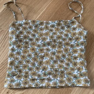 Linne - Fint blommigt linne, säljer denna för att den är för liten för mig. Använd kanske 8-10 gånger❤️❤️