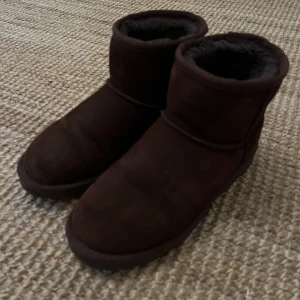 Mörkbruna uggs - Fake uggs från Nellys eget märke. Använda förra vintern men i fint skick! ❤️