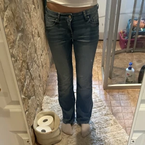 skit fina jeans - Super fina jeans ifrån hm! knappt använda❣️ midjemått:74 innerbenslängd:74