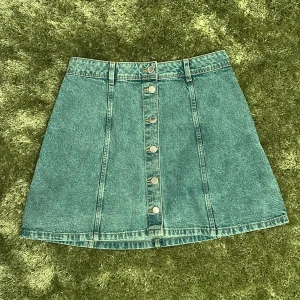 jeanskjol - jeanskjol från H&M DIVIDED i storlek 40. Aldrig använt den, extremt bra kvalite. 