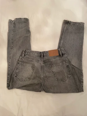 Zara jeans  - Säljer mina absolut favvo jeans bara för att de tyvärr inte passar längre   Skulle säga att dem är lowwaist/midwaist och raka i benen   Har ni några frågor så är det bara att fråga <3