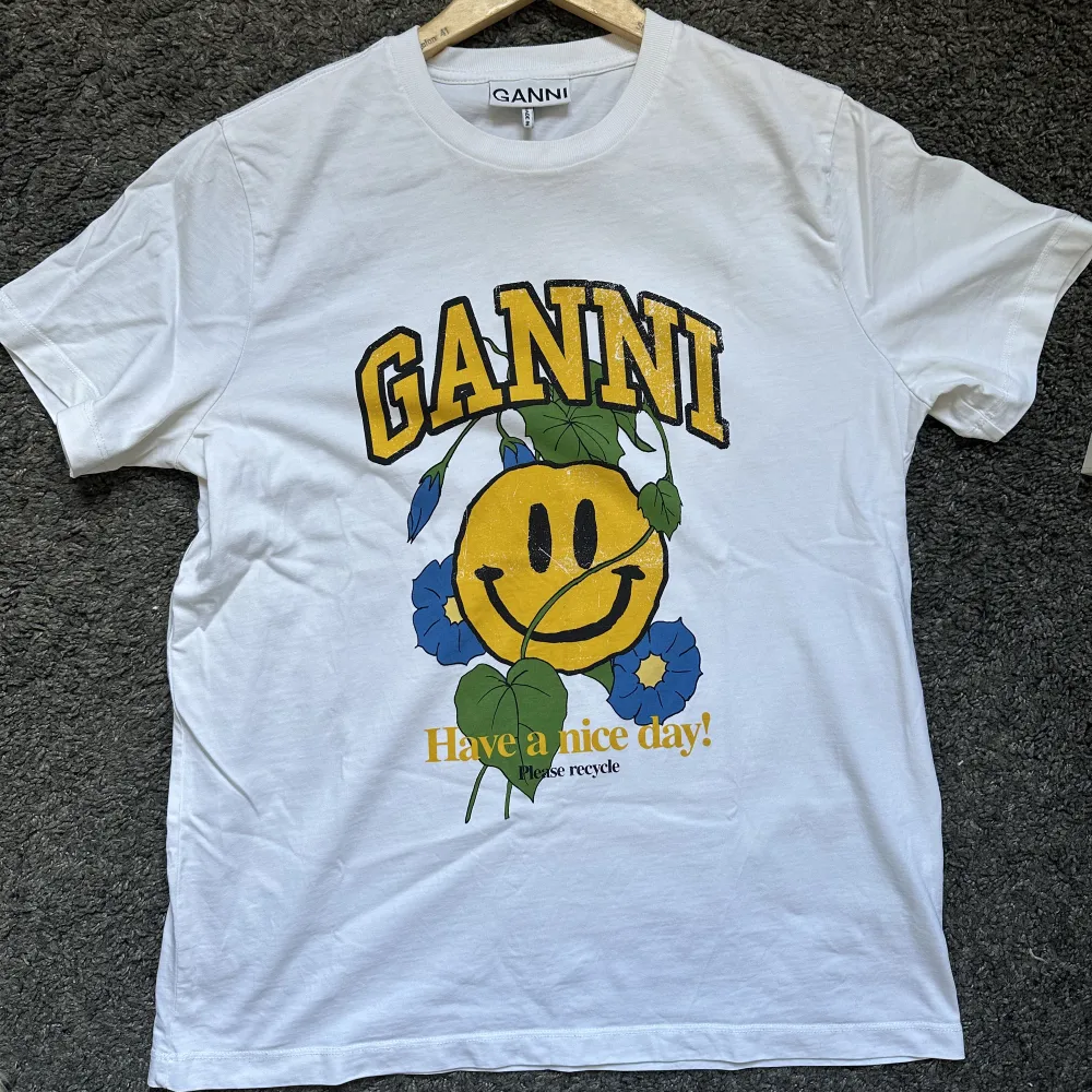 Sjukt snygg limited edition GANNI tshirt 🩷🩵 Storlek S! Nypris: 1295kr. T-shirts.