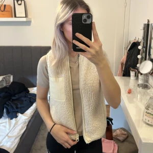 Fluffig väst - Teddyväst från Only 🤍