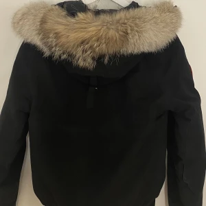 VinterJacka  - Säljer min canada goose jacka då jag har fler jackor. Köpt för 9999 två år sen. Säljer den för 5000. Äkta med äkta päls. Pris kan diskuteras. 