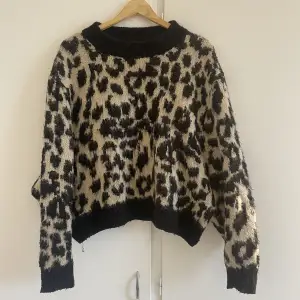 Säljer min leopard stickade tröja, jättefin men kommer inte till användning längre ✨🤍 inga defekter 