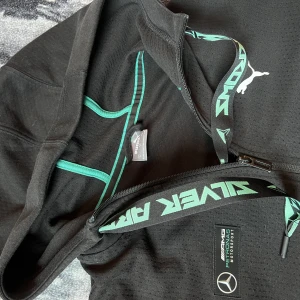 Fin tröja Puma - Tuff o ha på sig. Skön och stabil, lätt luftigt material.  Sällsynt variant, ikonisk modell