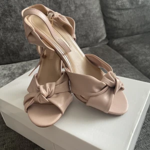 Sandaletter - Only used once, there’s a spot on it. Look at the picture 